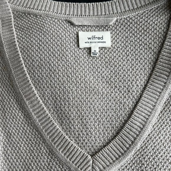 Aritzia- Wilfred Silk and Cashmere V Neck Sweater - Picture 4 of 5